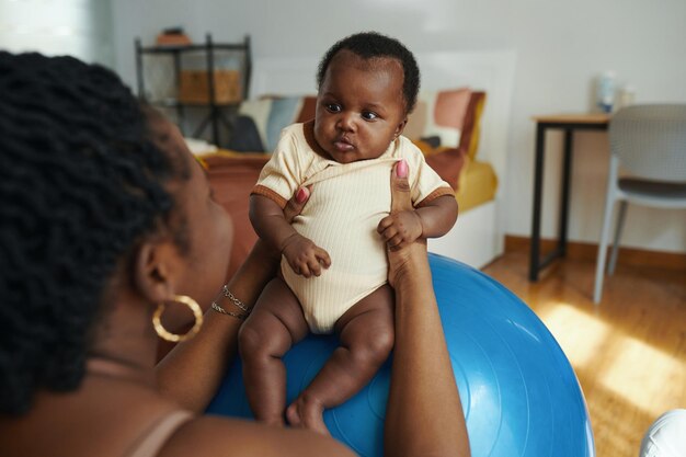 Mutter spielt mit Baby