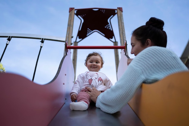 Mutter spielt mit Tochter auf Folie