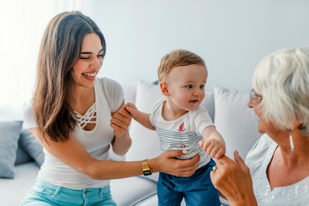 Mutter stellt ihr Baby seiner Großmutter vor