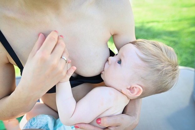 Mutter stillt ihr neugeborenes Baby. Muttermilchmilch ist ein Naturheilmittel für Kinder