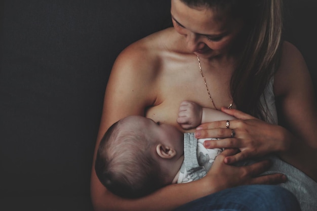 Mutter stillt neugeborenes Baby zu Hause