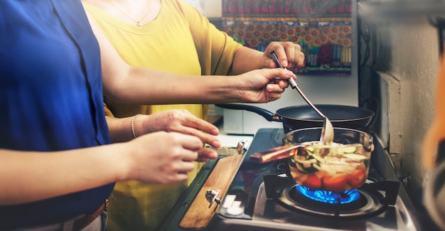 Mutter-Tochter-Glück, das Tätigkeits-Konzept kocht