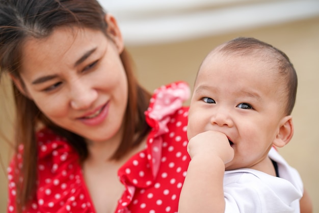 Mutter tragen Baby so glücklich