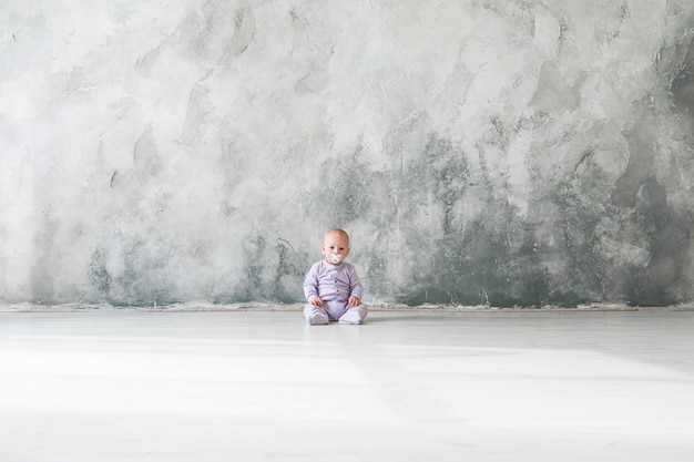 Foto mutter trainiert mit ihrem baby zu hause