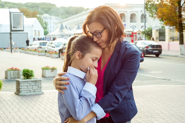 Mutter tröstet ihre weinende Tochter