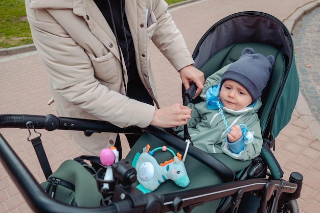 Mutter, um ihren Sohn mit Sicherheitsgurten zu befestigen