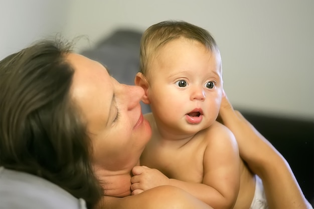 Mutter umarmt ihre kleine Tochter