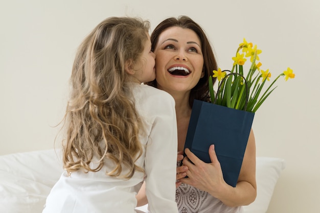 Mutter umarmt ihre kleine Tochter