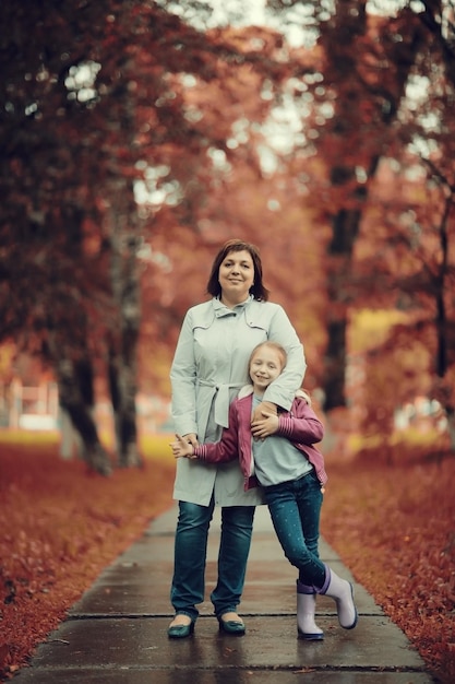 Mutter umarmt ihre Tochter, Autumn Park