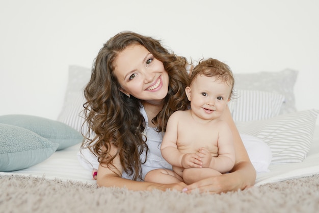 Mutter und Baby auf dem Bett