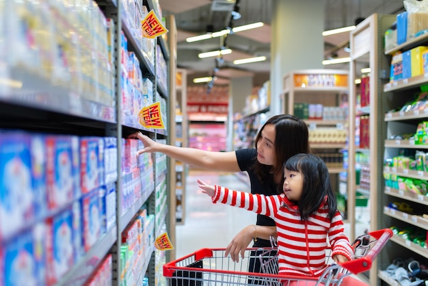 Mutter und Baby beim Einkaufen im Supermarkt Thailändische Frau hat eine Tochter