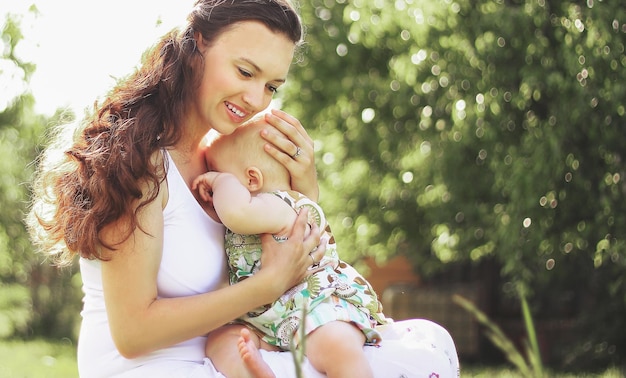 Mutter und Baby. Das Konzept einer glücklichen Mutterschaft. Foto mit Kopienraum