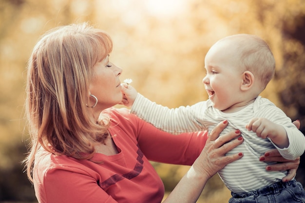 Mutter und Baby entspannen im Park