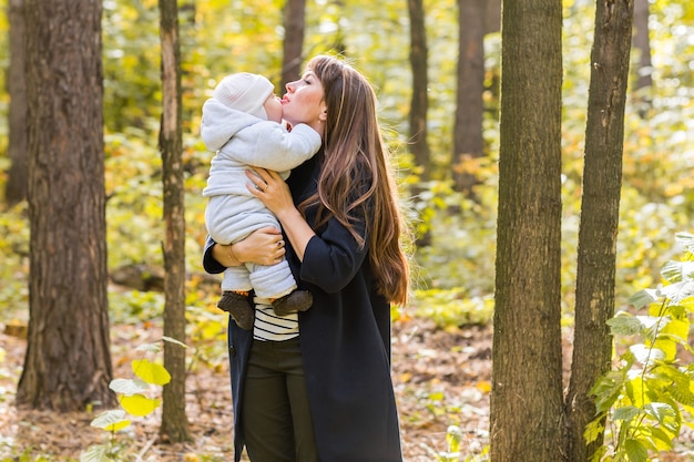 Mutter und Baby entspannen sich im Herbstpark