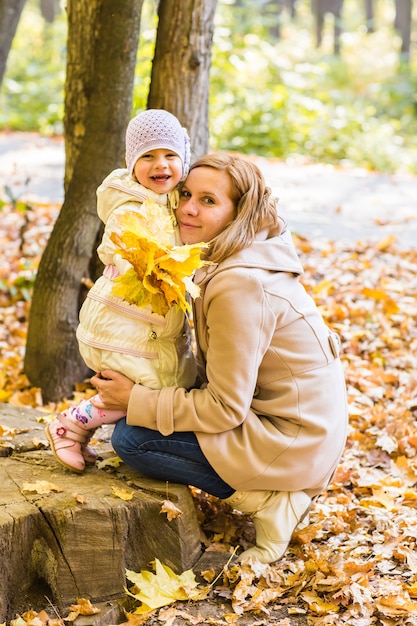 Mutter und Baby entspannen sich im Herbstpark