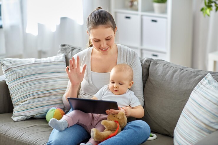 Foto mutter und baby haben einen videoanruf auf einem tablet-pc