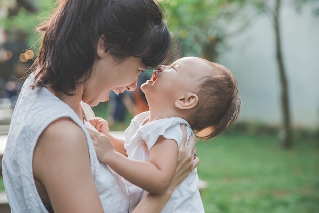 Mutter und Baby haben Spaß im Garten