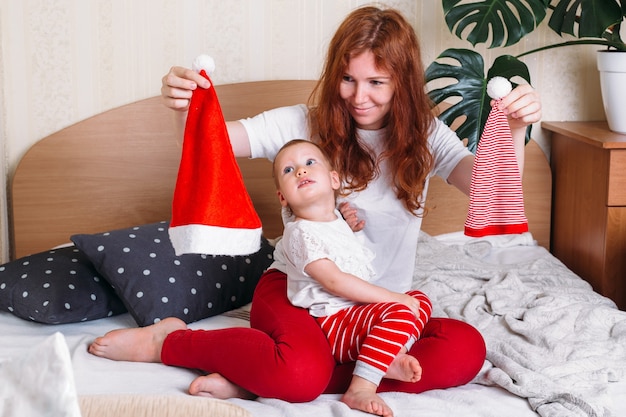 Mutter und Baby haben Spaß und entspannen zu Hause