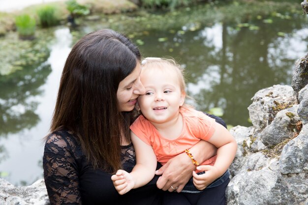 Mutter und Baby im Parkporträt