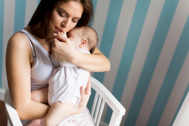 Mutter und Baby im Zimmer