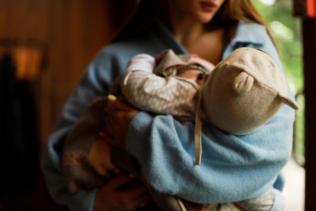 Mutter und Baby in einem Café. Mutter hält das Baby. Baby mit Mütze und Ohren