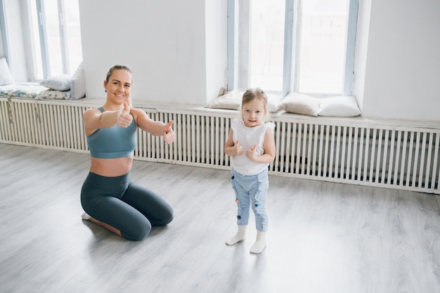 Mutter und Baby machen zusammen Übungen im Fitnessstudio