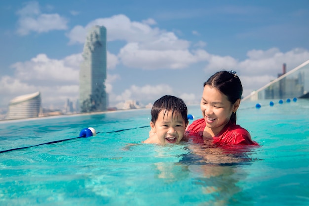 Mutter und Baby schwimmen im Pool