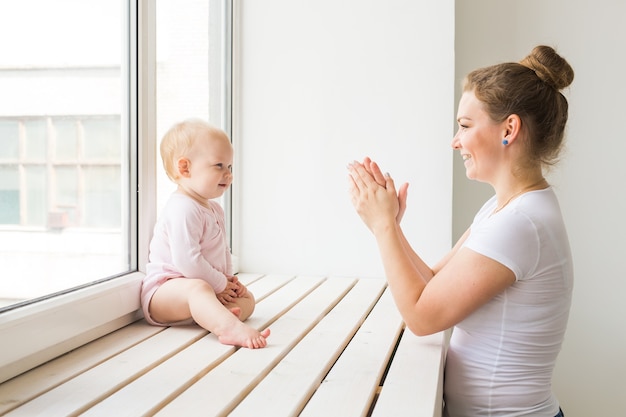 Mutter und Baby spielen und lachen. Eine glückliche Familie