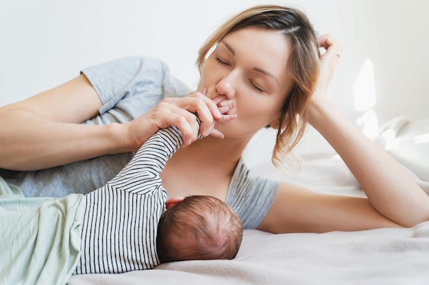 Mutter und Baby zu Hause Glückliche Mutterschaft und Familie