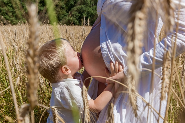 Mutter und BabyJunge schwangere Mutter mit ihrem Sohn