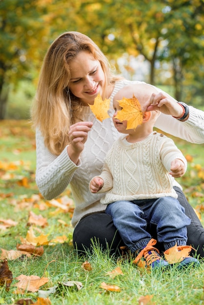 Mutter und ihr Baby in einem Park