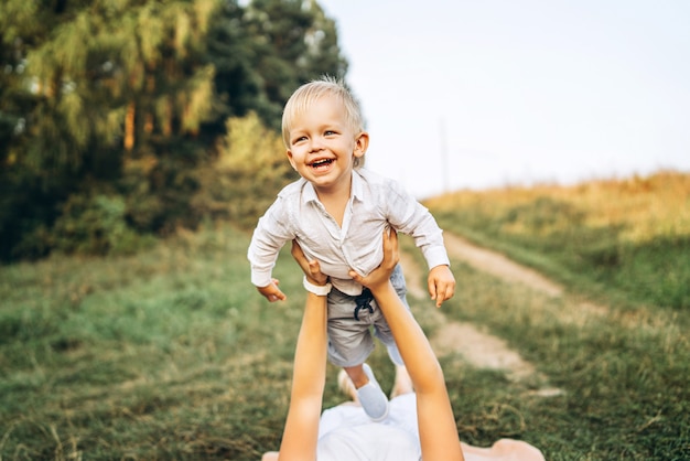 Mutter und ihr kleiner Sohn haben Spaß im Freien