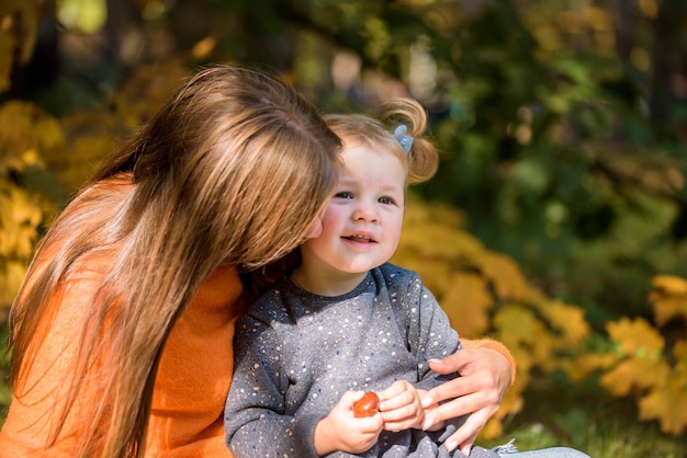 Mutter und ihr kleines Mädchen im Herbstpark