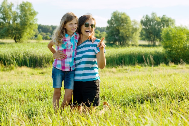 Mutter und ihr Tochterkindermädchen spielen