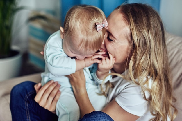 Mutter und ihre einjährige Tochter verbringen Zeit zusammen zu Hause