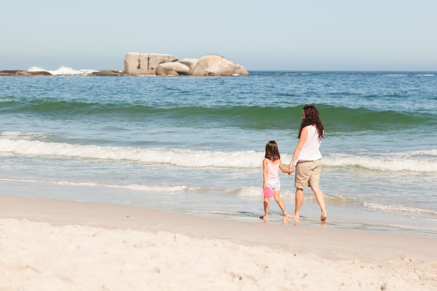 Mutter und ihre Tochter am Strand