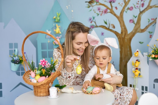 Mutter und ihre Tochter beim Bemalen von Eiern