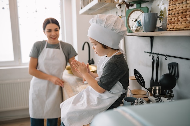 Mutter und Junge bereiten Teig für Weihnachtsplätzchen vor