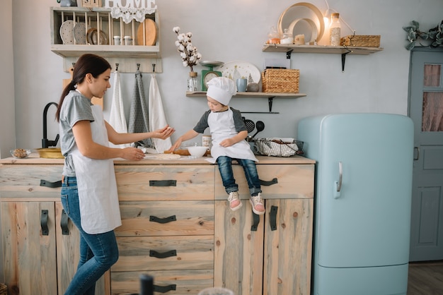 Mutter und Junge bereiten Teig für Weihnachtsplätzchen vor