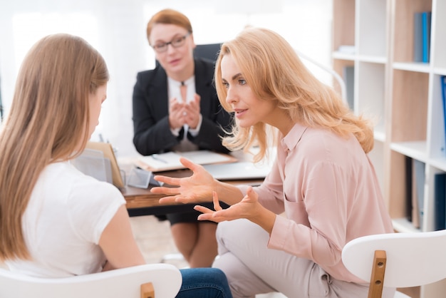 Mutter und junge Tochter im Psychologenbüro.