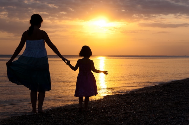 Mutter und Kind am Sonnenuntergang Strand