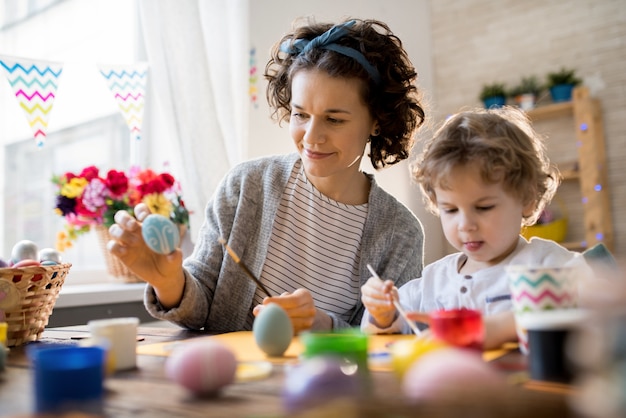 Mutter und Kind basteln zu Ostern