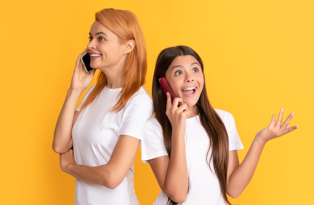 Foto mutter und kind, die ein telefongespräch führen, kontaktieren eine schöne frau und ein mädchen