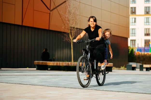 Mutter und Kind fahren Fahrrad