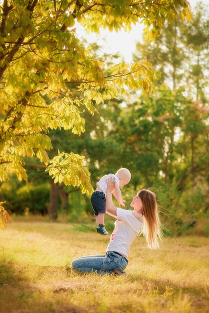 Mutter und Kind im Herbstwaldspiel