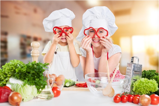 mutter und kind kochen und haben spaß in der küche