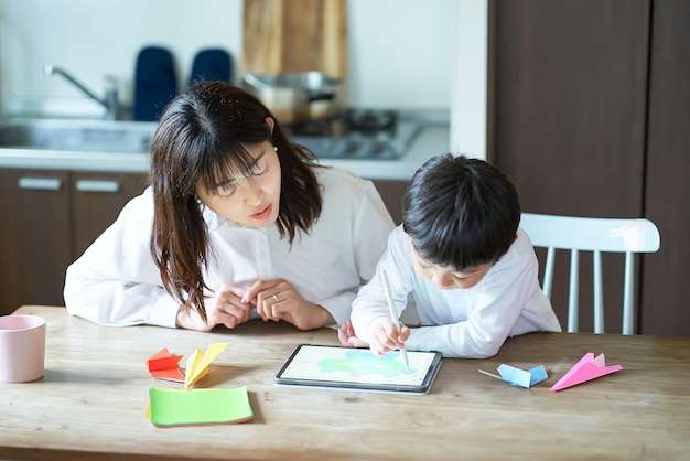 Mutter und Kind spielen mit einem Tablet-PC