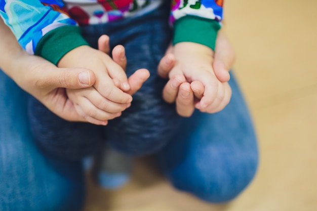 Mutter und Kind Tochter, die Hand zusammen mit Liebe im Weinlesefarbton halten.