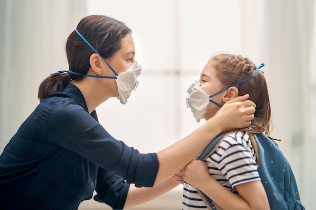 Mutter und Kind tragen Gesichtsmasken