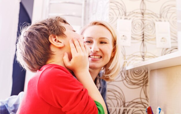 Mutter und Kind waschen sich im Badezimmer die Hände und das Gesicht Pflege und Sorge um die Kinderkonzeption